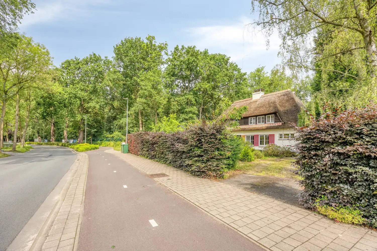 Charmante te renoveren cottagewoning met 3 slaapkamers en garage op 678m2! foto 2