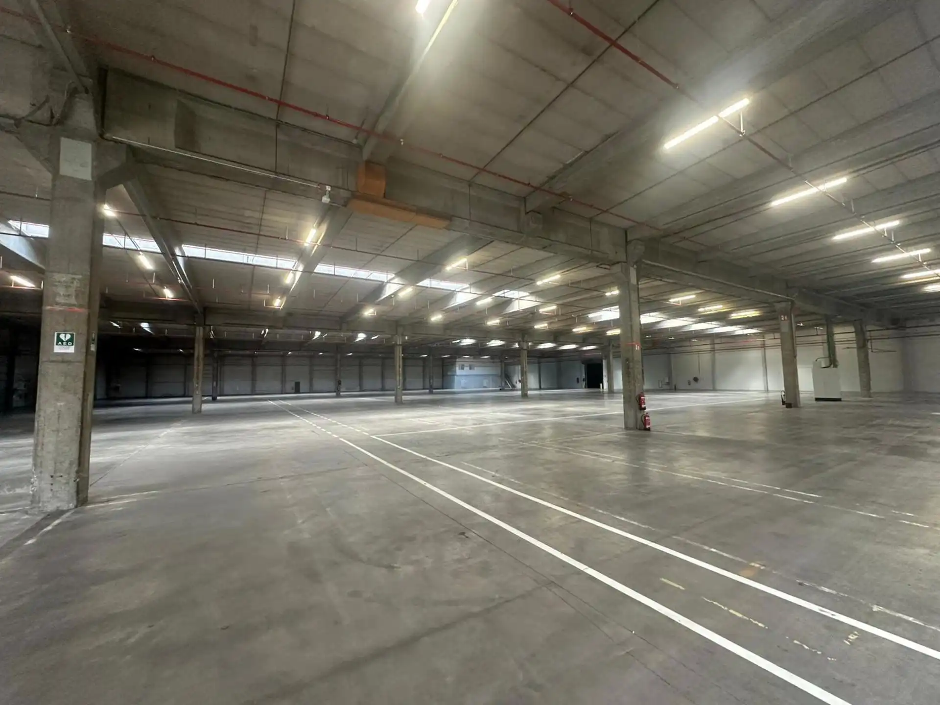 TE HUUR Semi-industriële site op steenworp van E17 S-Niklaas foto 7