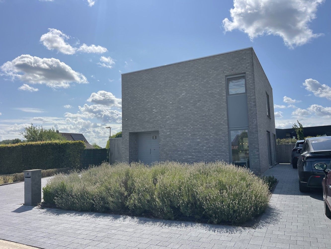 Moderne gezinswoning met Zuidgerichte tuin foto {{pictureIndex}}