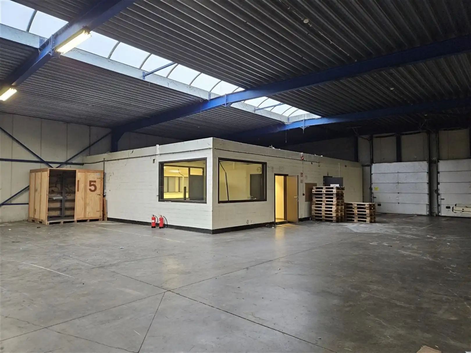 Magazijn met laad- en loskades en kantoren foto 7