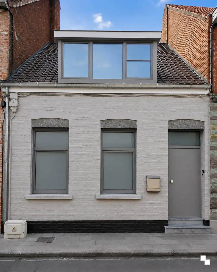Ruime, volledig gerenoveerde woning met tuin nabij centrum Izegem foto 5