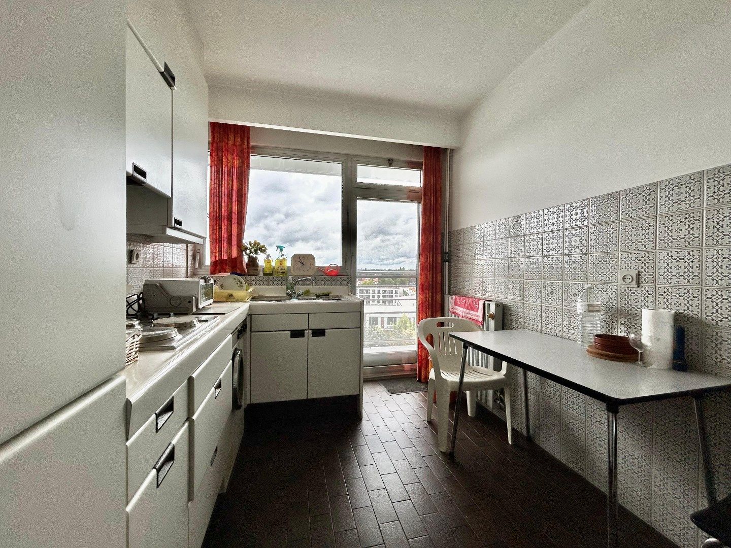 Mooi verzorgd en ruim 2slpk appartement met berging en autostaanplaats foto 10