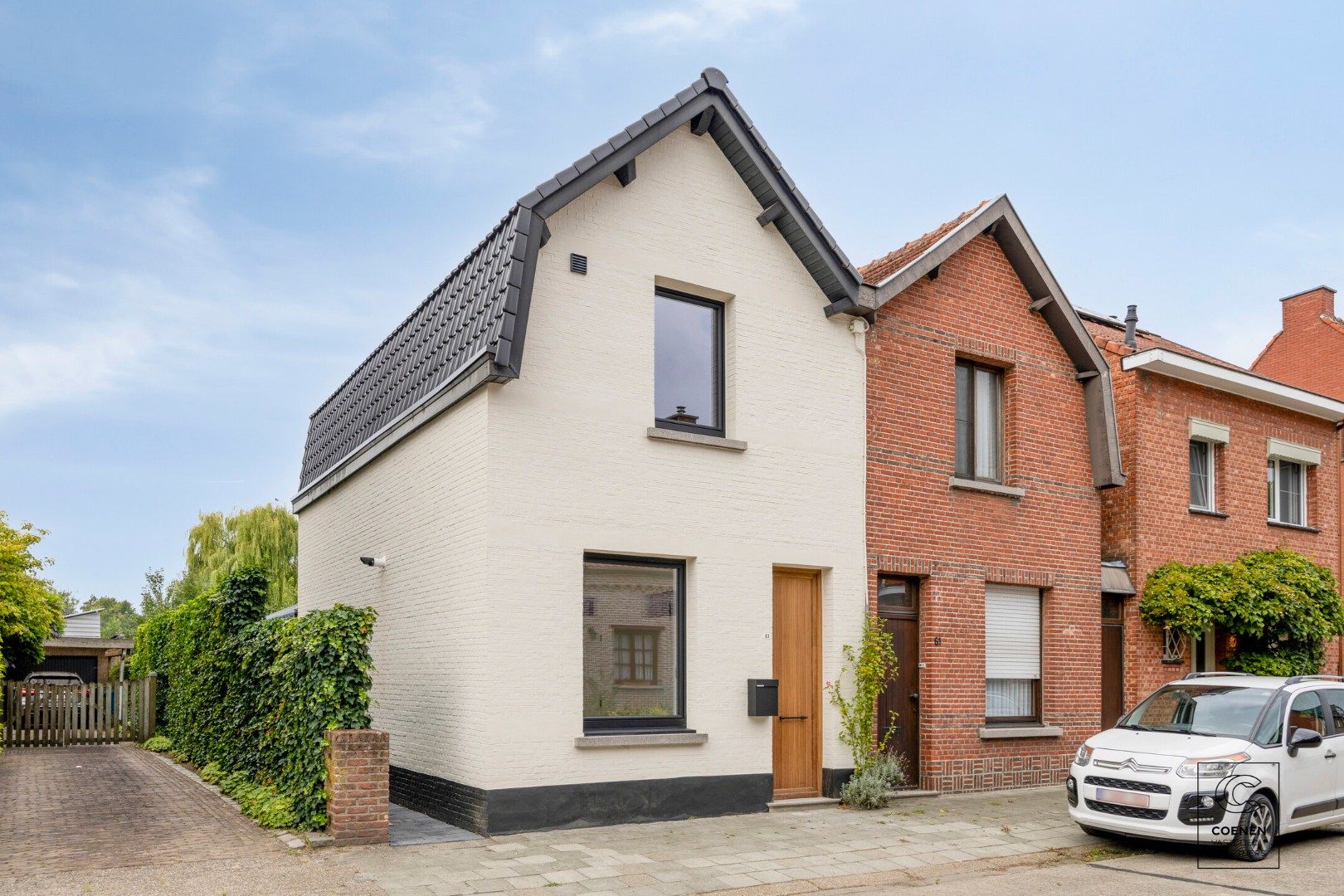 Prachtig, volledig gerenoveerde HOB met twee slaapkamers op een centrale ligging te Brasschaat!  foto 2
