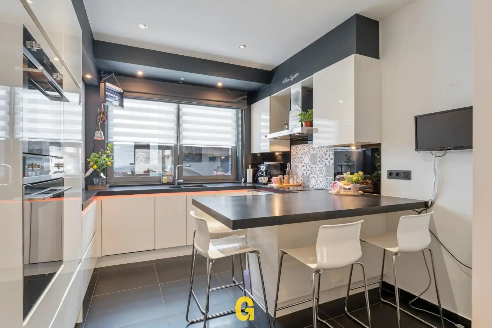Knap afgewerkt triplex appartement met 4 slaapkamers, 2 badkamers en standplaats met ruime kelderberging  foto 14