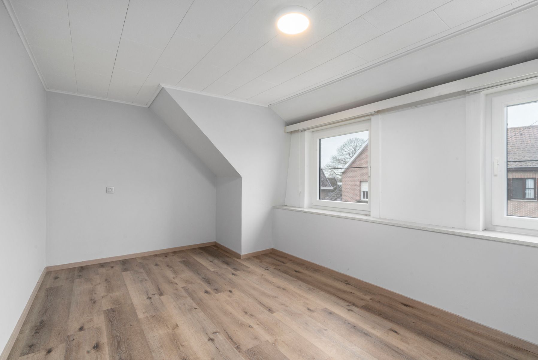 Deels te renoveren woning met 3 slaapkamers en garage foto 8