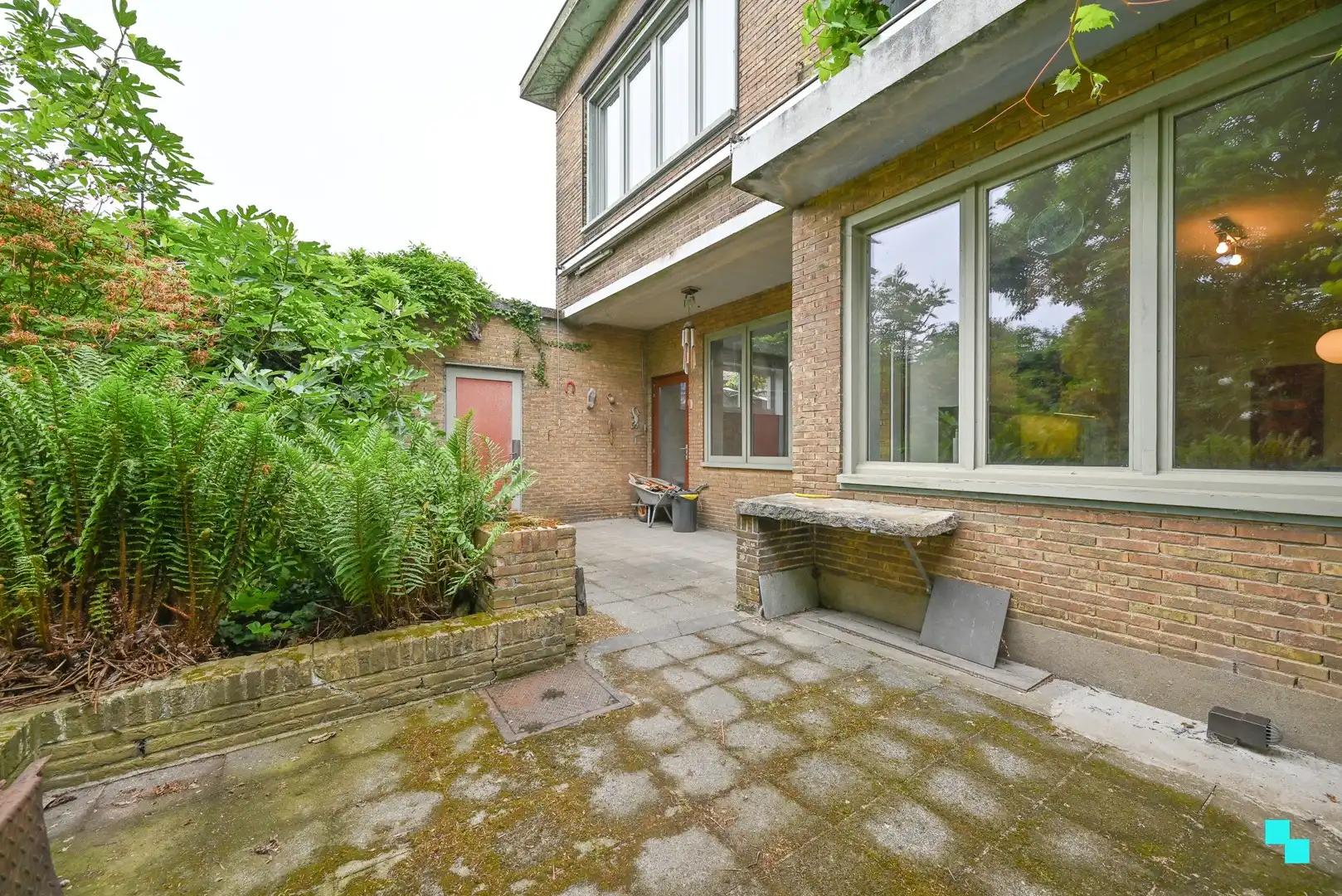 Kleurrijke kubistische burgerwoning in hartje Izegem foto 12