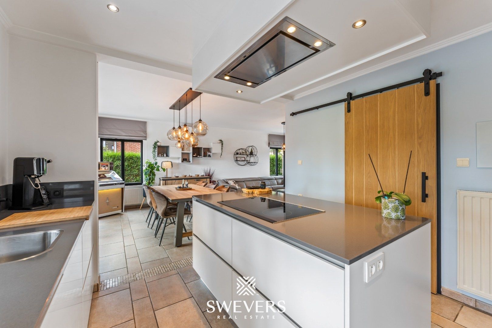 Landelijke vrijstaande woning met ruime slaapkamers, zonnig terras en tuin foto 13