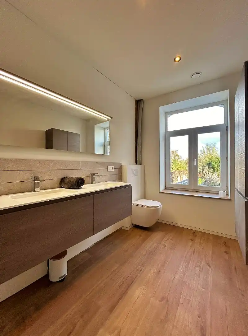 Volledig gerenoveerde rijwoning met 3 slaapkamers en gezellig tuintje. foto 9