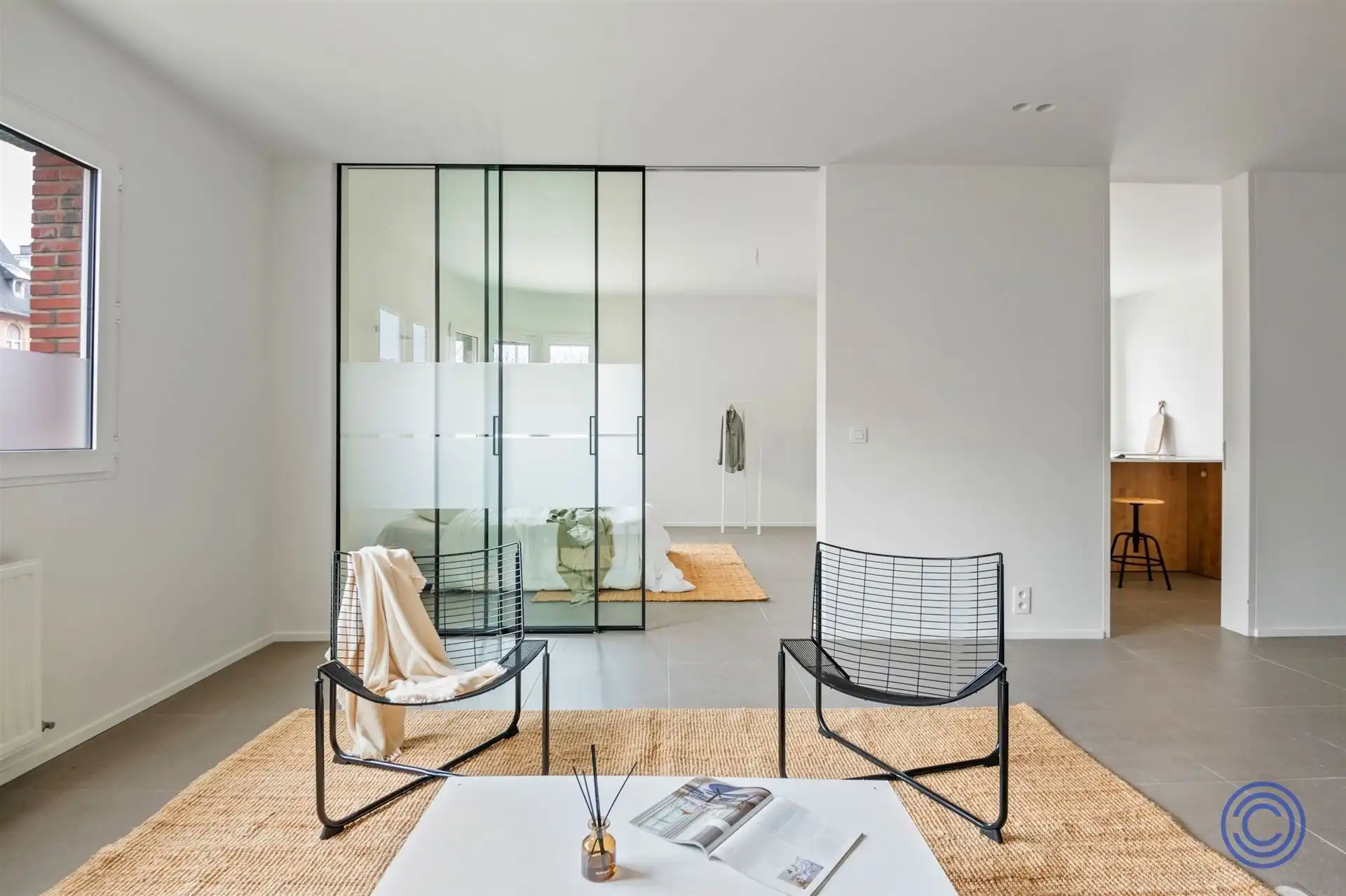 Prachtig gerenoveerd 1-slpk gelijkvloers met 2 parkings! foto 5