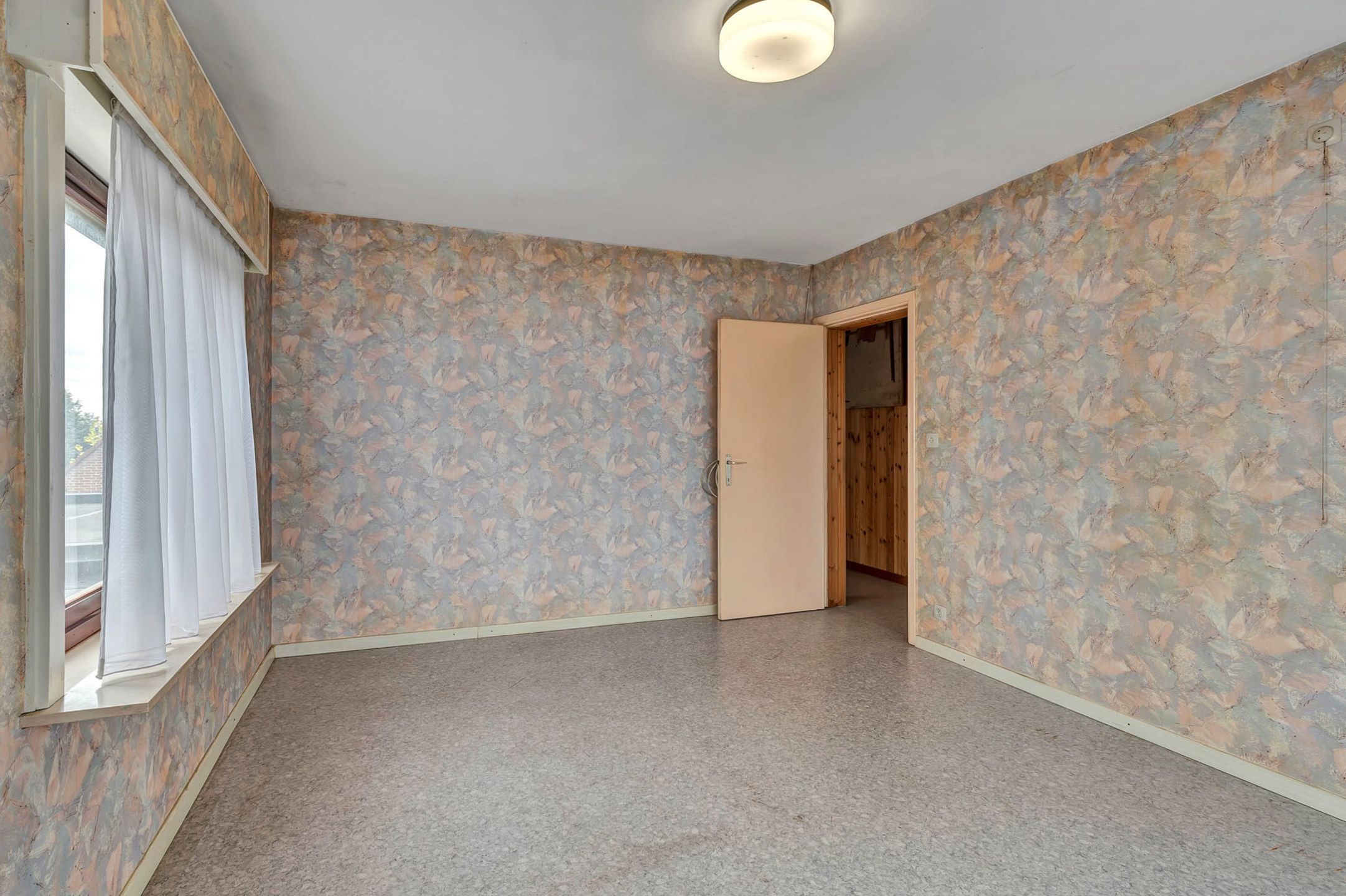 Halfopen woning met veel potentieel op ruim perceel foto 7