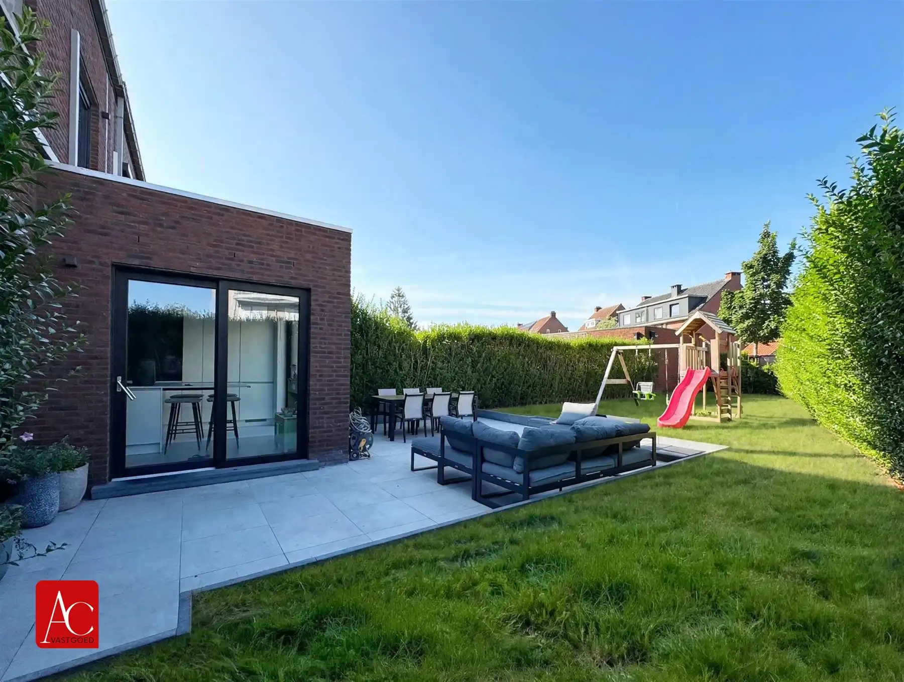 Ruime gezinswoning met 4 slaapkamers en garage foto 2