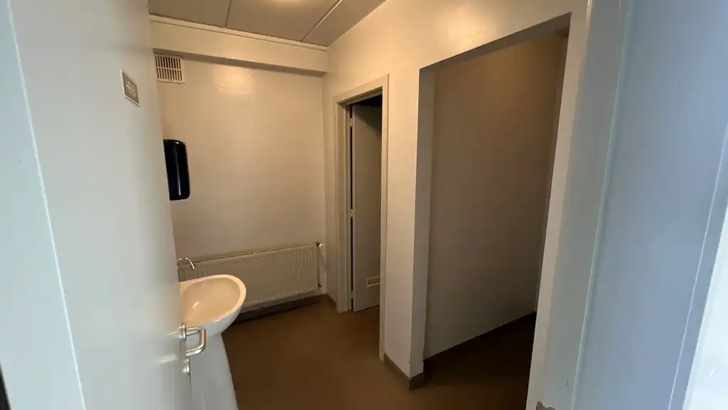 Loods met laadkades en kantoor te huur nabij R4 in Melle foto 8