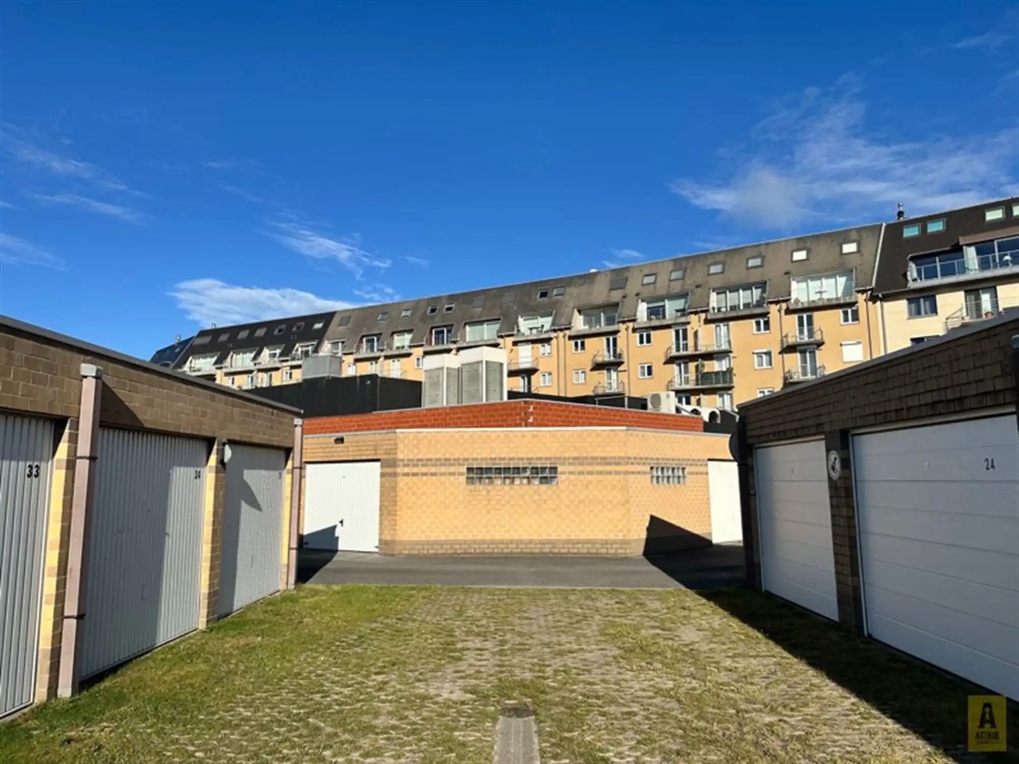 Grote garagebox (erg diep! 27m2) in centrum! foto 2