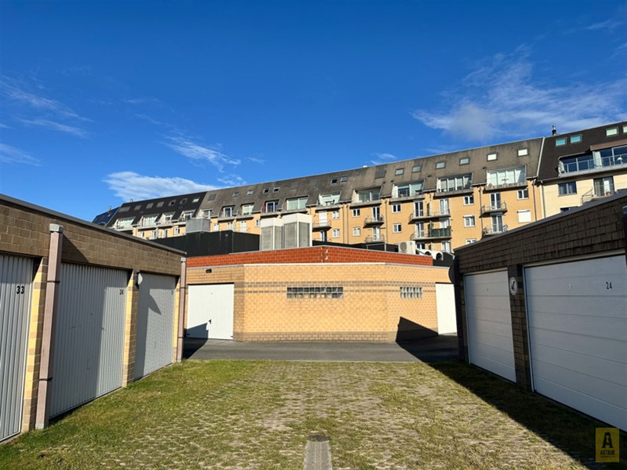 Grote garagebox (erg diep! 33m2) in centrum! foto 2