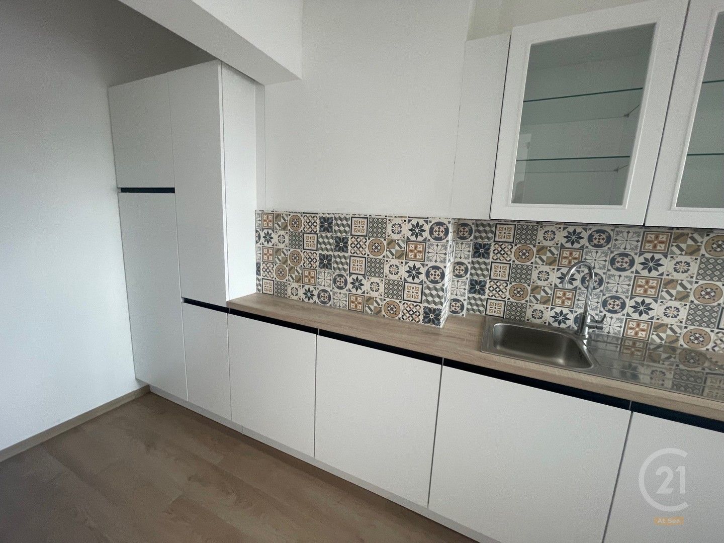 Stijlvol gerenoveerd appartement met zijdelings zeezicht. foto 5