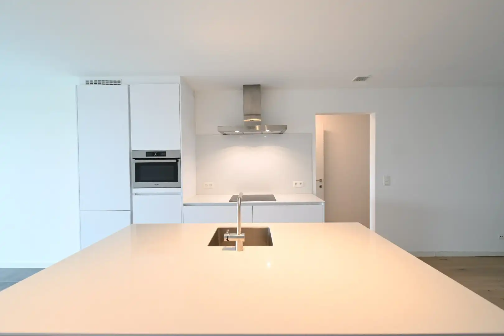 Knap recent appartement met 2 slaapkamers en mooi uitzicht + autostandplaats foto 16