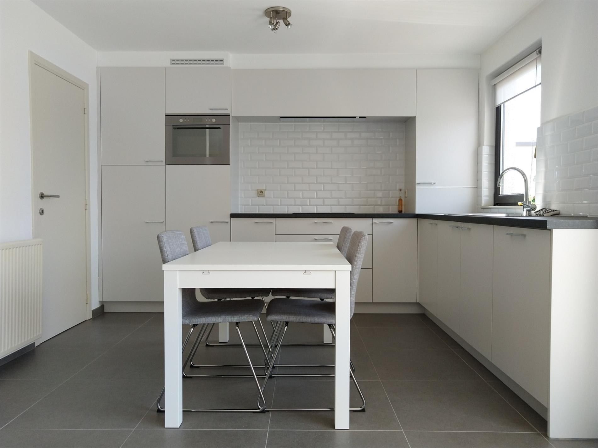 Net duplex-appartement met terras en autostaanplaats foto 3