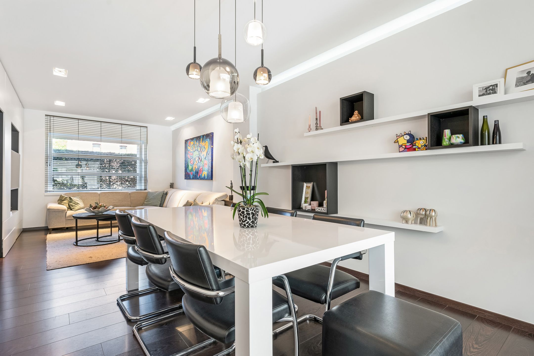 Exclusieve woning met zwembad en elegante tuin foto 8