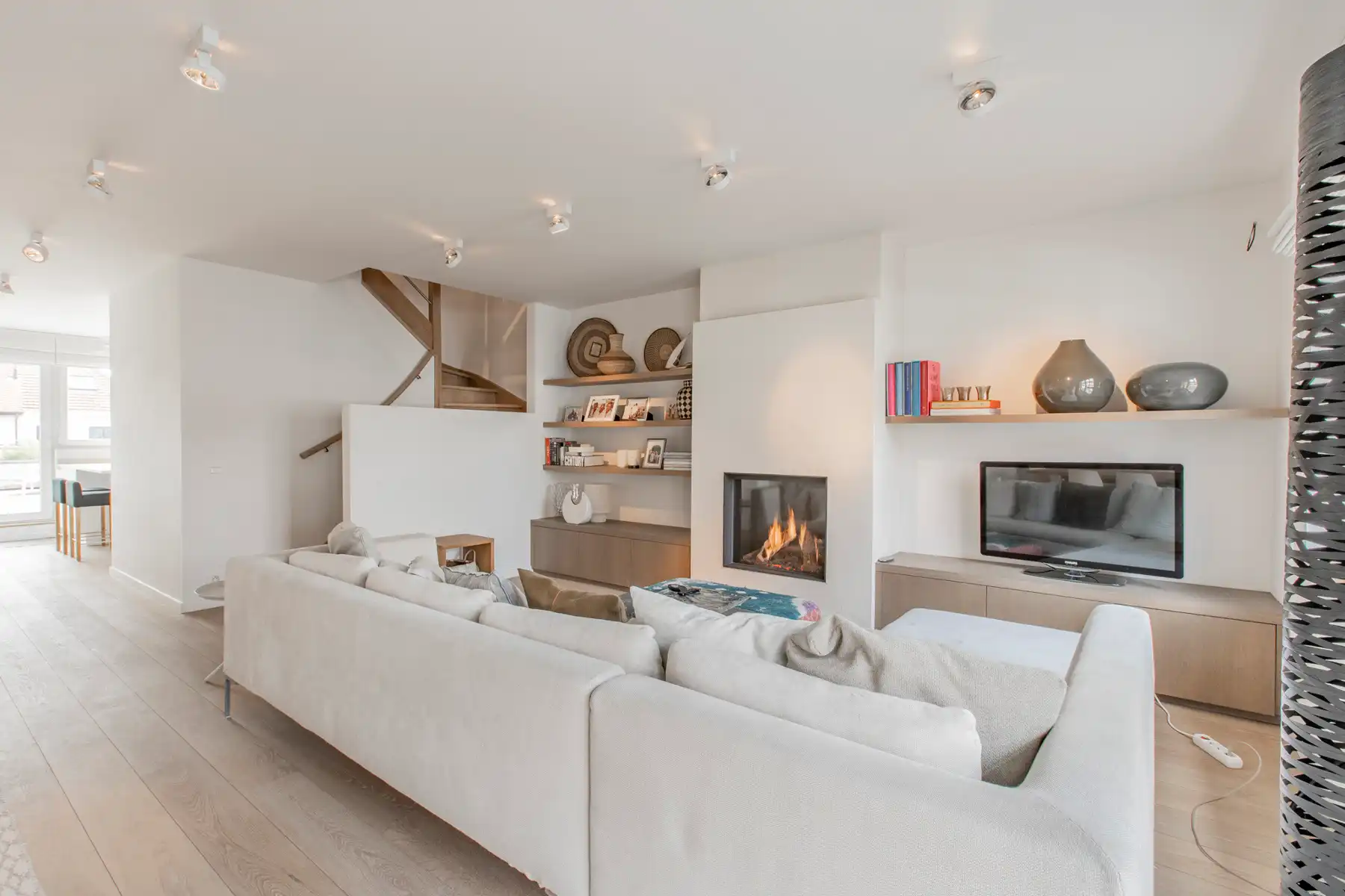 Uitzonderlijk ruim en modern gemeubelde triplex met zonneterras foto {{pictureIndex}}
