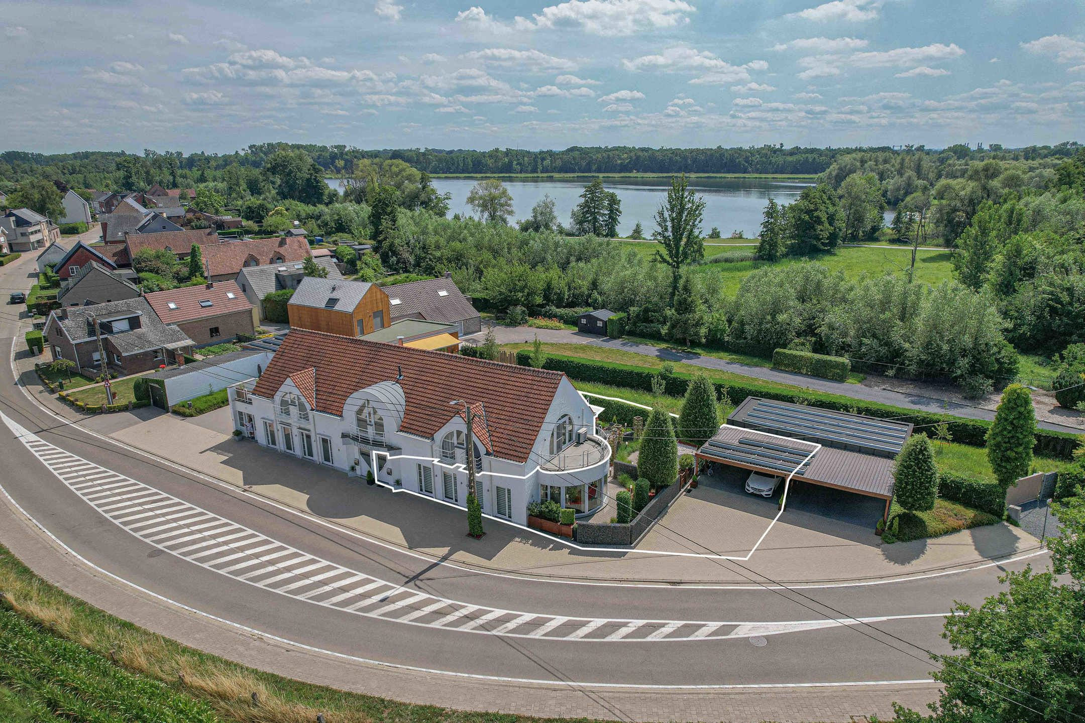 Prachtig gelijkvloers appartement met tuin & dubbele carport foto 2