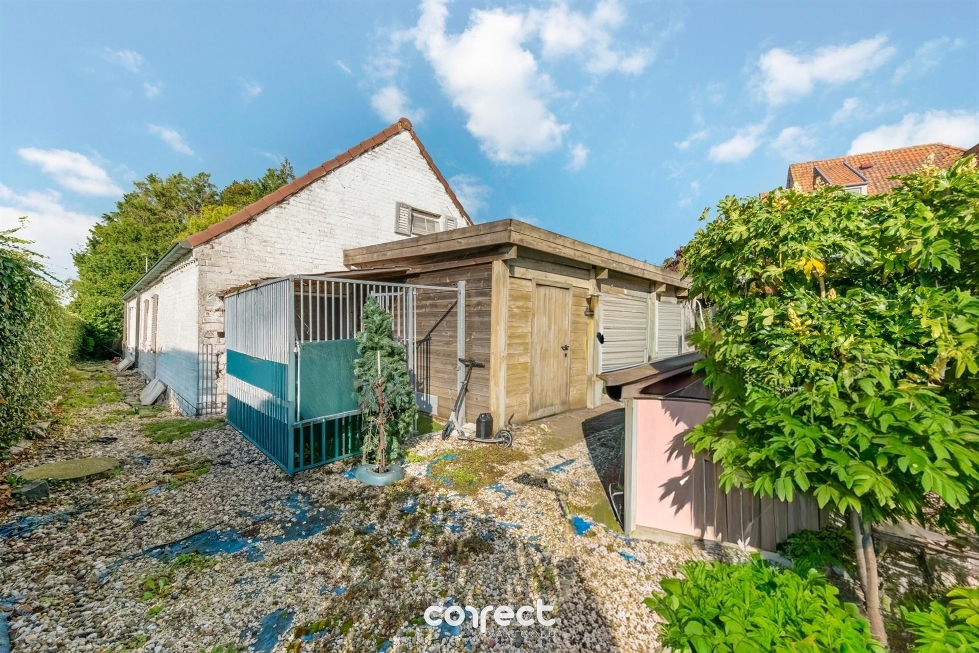 Centraal gelegen open bebouwing op ruim perceel en oprit. foto 12