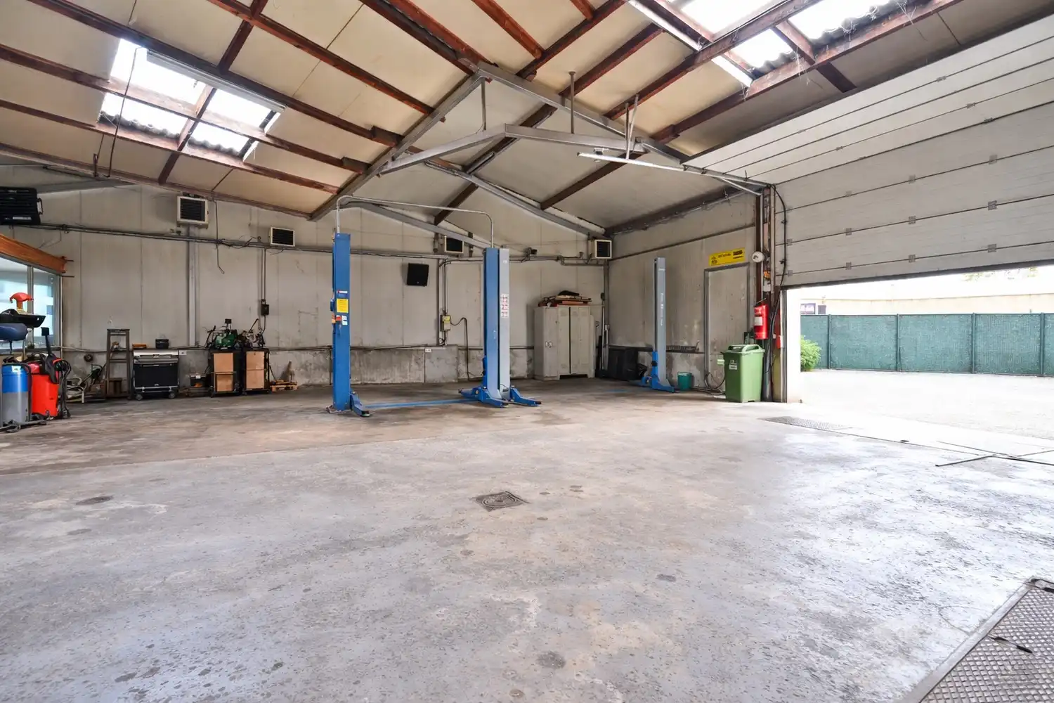 Woning met bedrijfshal op volledig omheind perceel foto 4