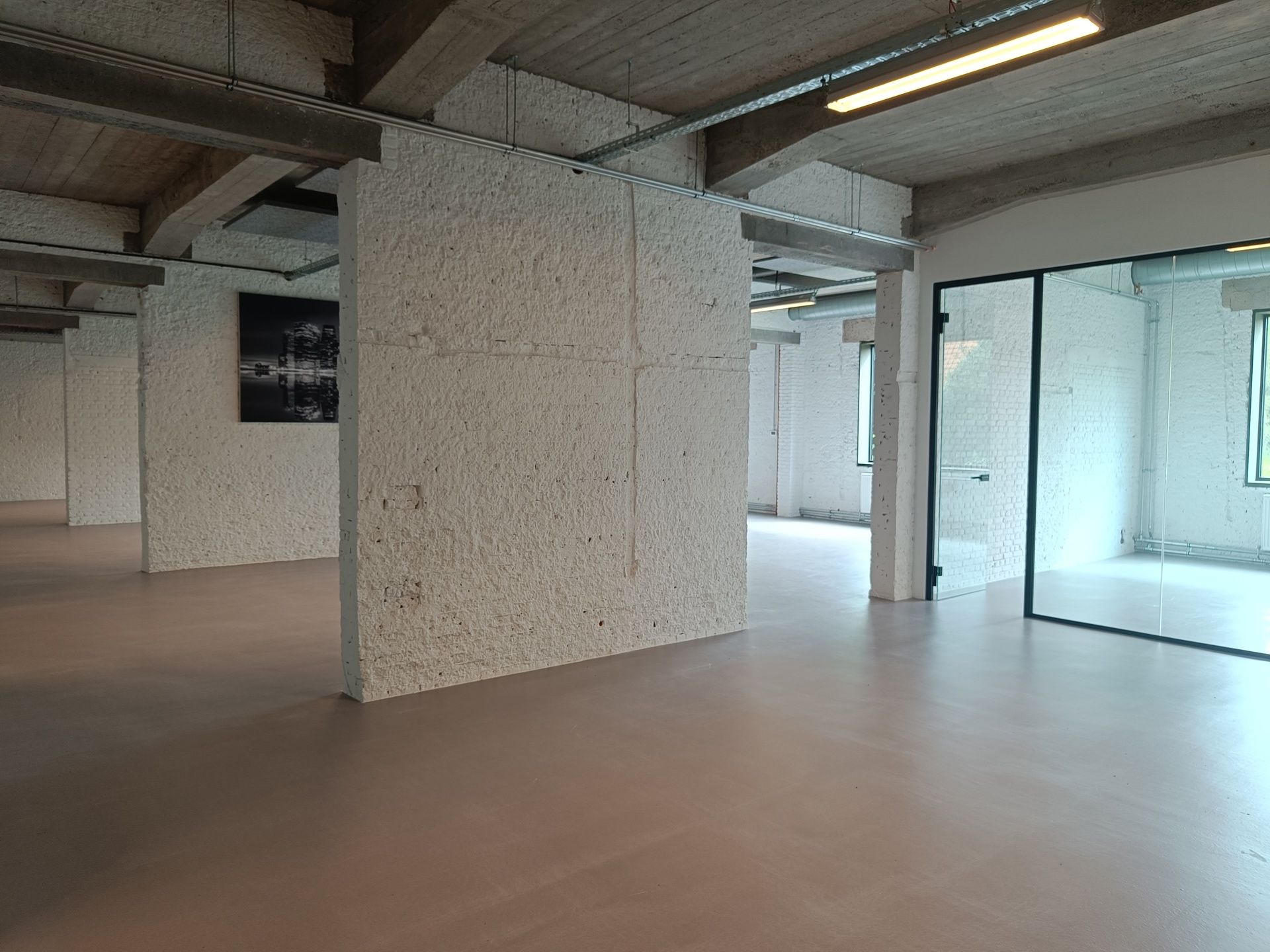 Volledig gerenoveerde polyvalente ruimte  te huur, ook tijdelijke huur / POP-UP van max. 4 maanden mogelijk ! foto 7