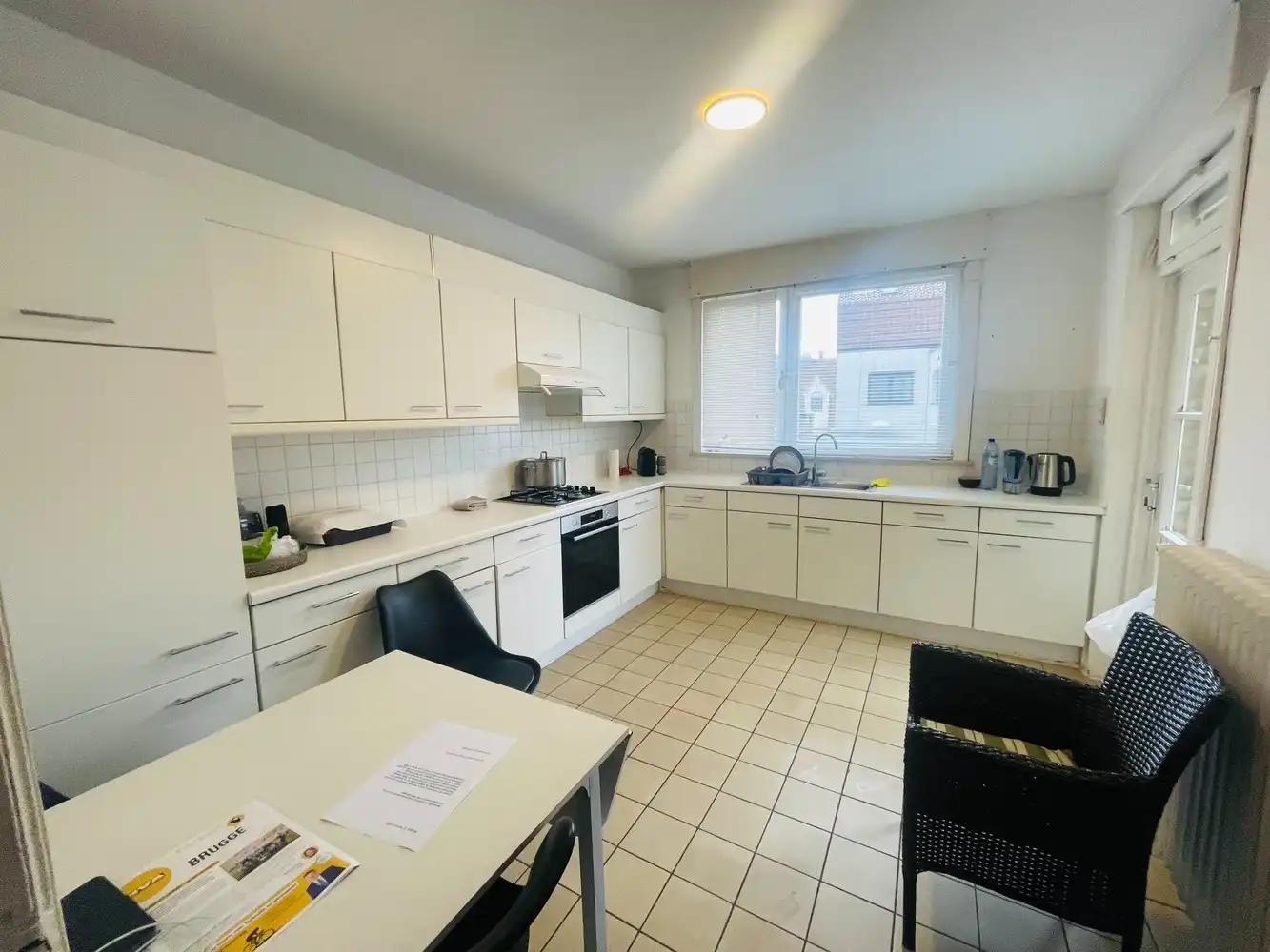 Brugge centrum, vlakbij Smedenpoort , Vestingen , t' Zand en station Ruime degelijk GEBOUWDE BEL-ETAGE  WONING met  GARAGE van circa 90 m³, 3 SLPKS en zonneterras. foto 4