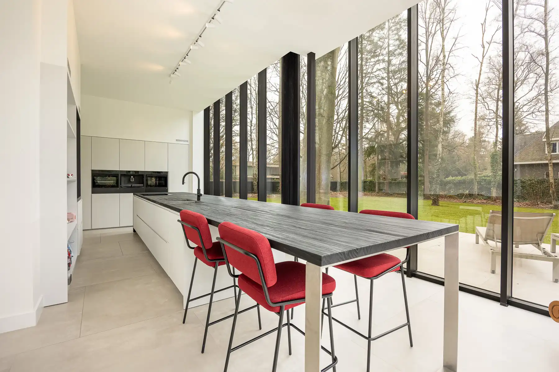 Luxueuze vernieuwbouwvilla met high-end afwerking foto 4