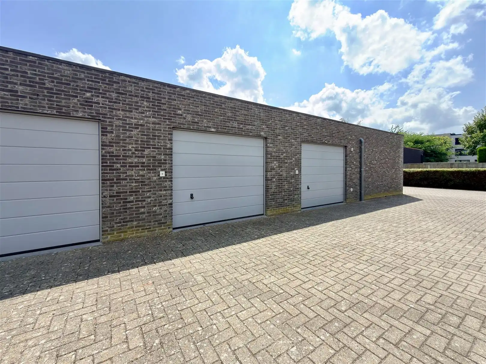 Goed gelegen garage met sectionaalpoort! foto 2