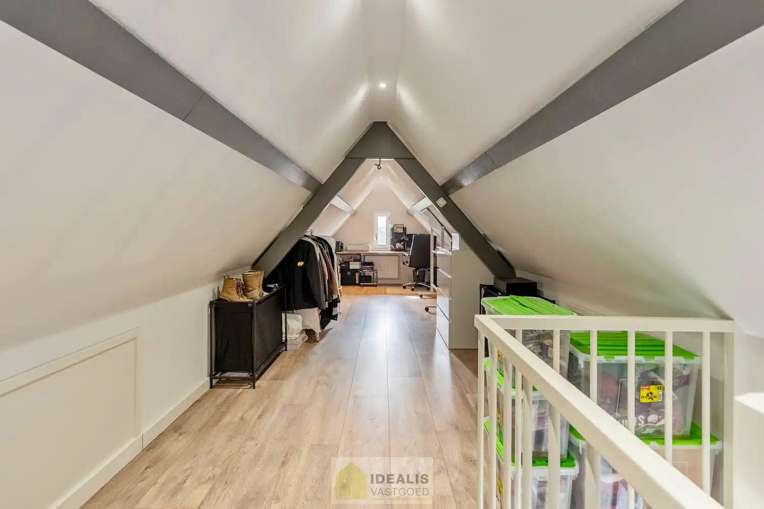 Recent gerenoveerde en perfect onderhouden eengezinswoning met lichtrijke leefruimte, praktisch uitgeruste keuken, 3 slaapkamers, knappe badkamer en knap bijgebouw! foto 37