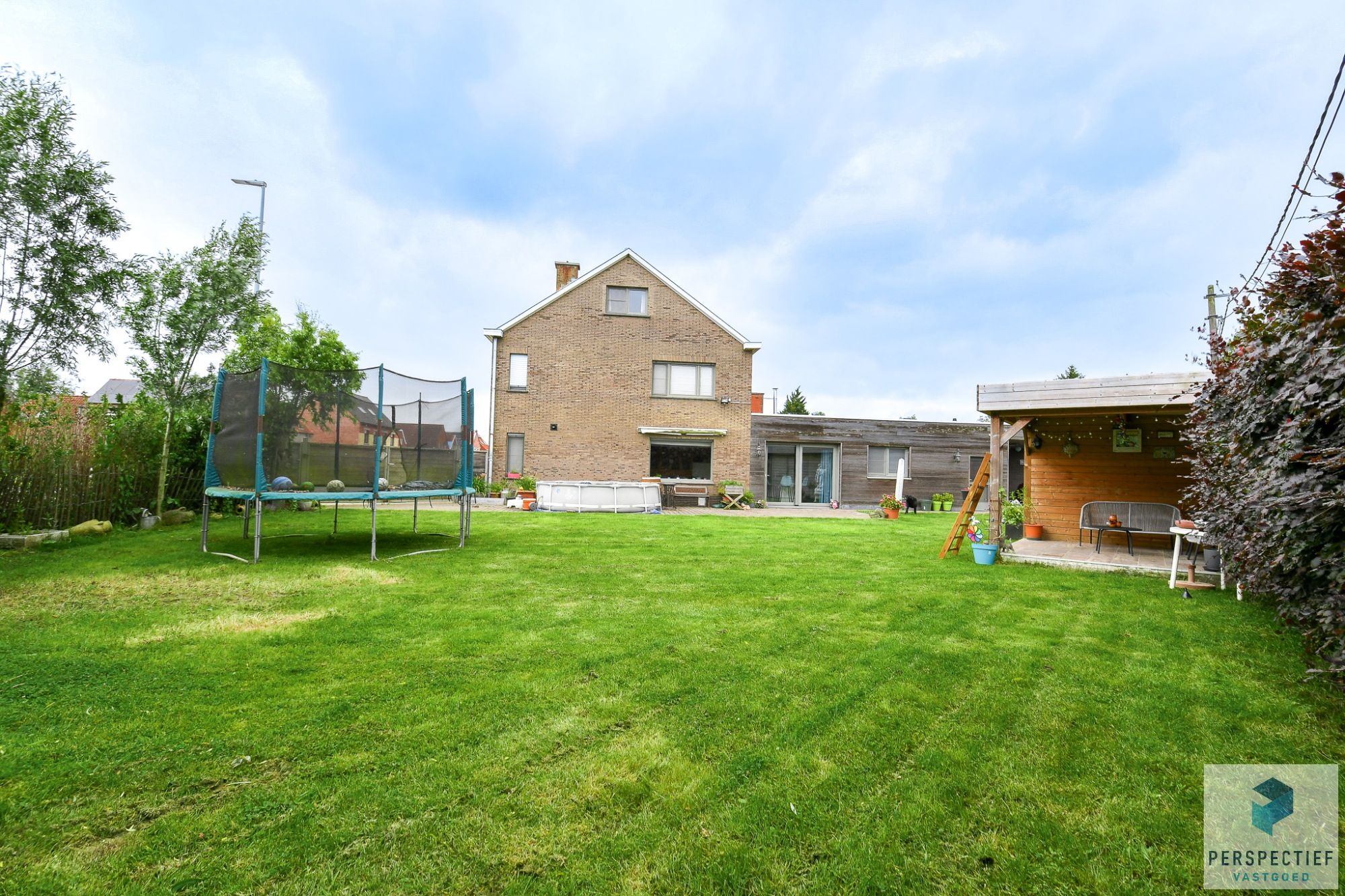 RECENT GERENOVEERDE woning met 3 slaapkamers, carport en zonnige tuin foto 2