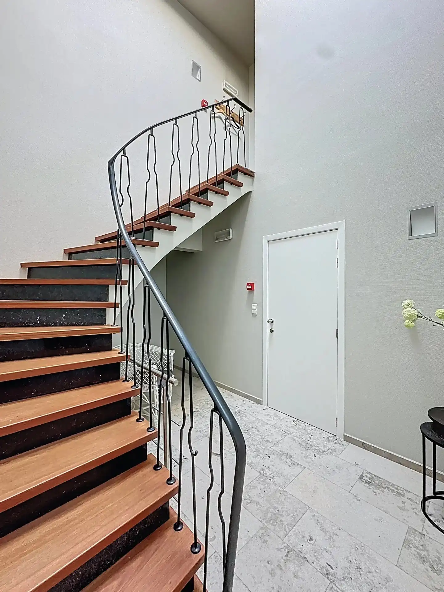 Zeer ruim en luxueus appartement met 2 slaapkamers, terras, tuin en overdekte staanplaats. foto 3