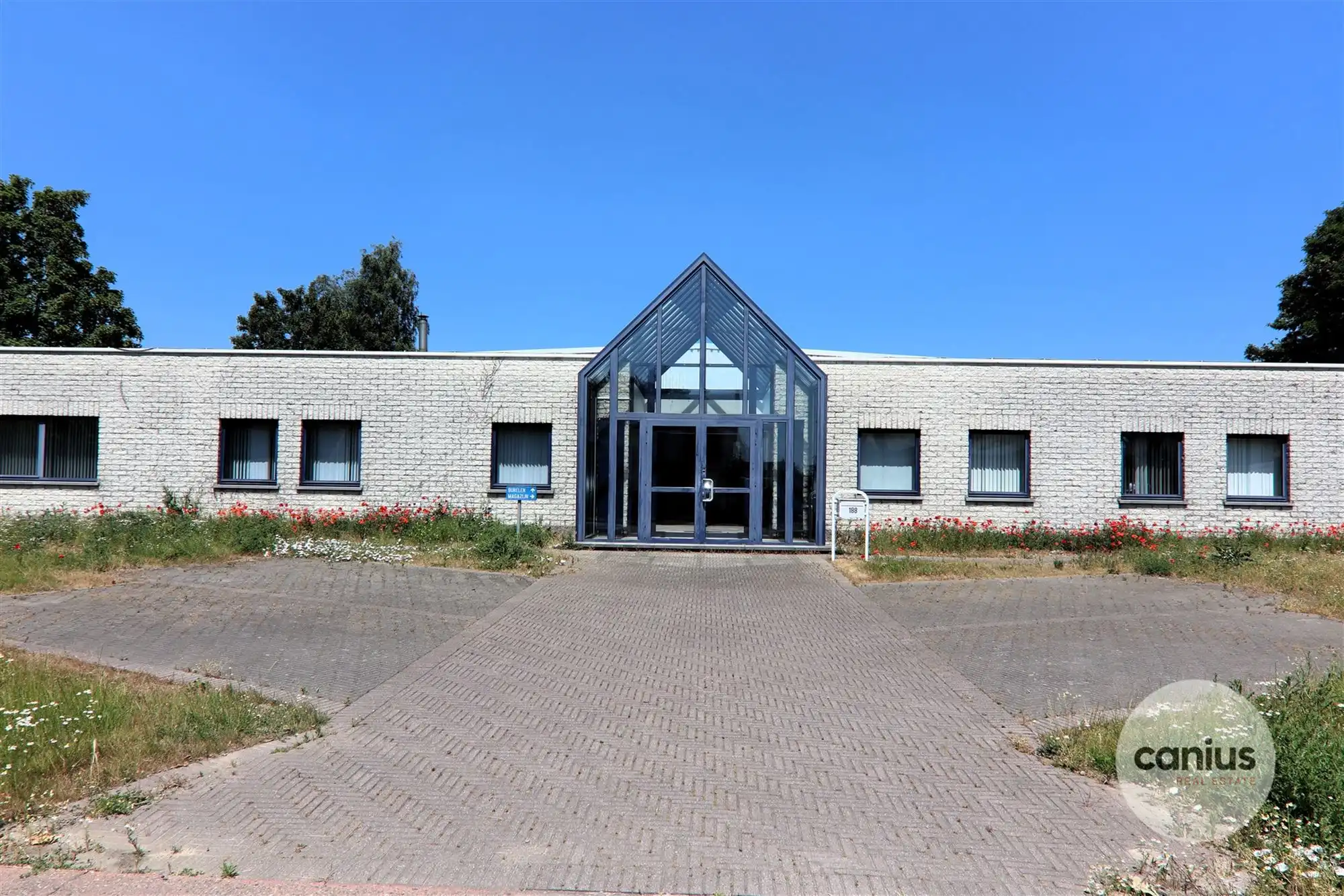 COMMERCIEEL GEBOUW MET MAGAZIJN EN WONING OP EEN ZICHTBARE LOCATIE  foto 2