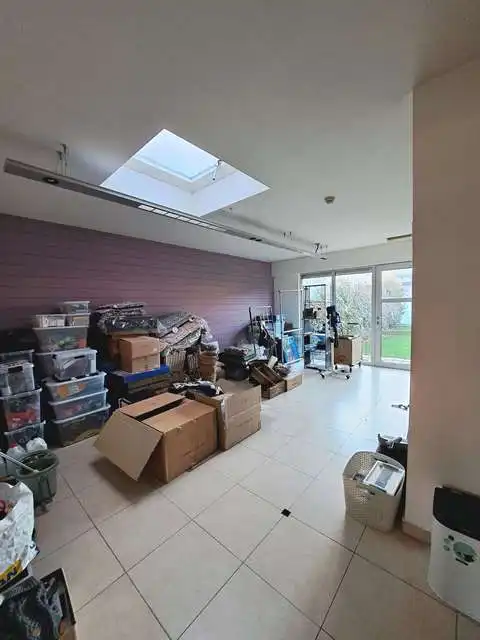 Instapklaar handelspand met 2 polyvalente ruimtes te huur in Loppem Zedelgem foto 7