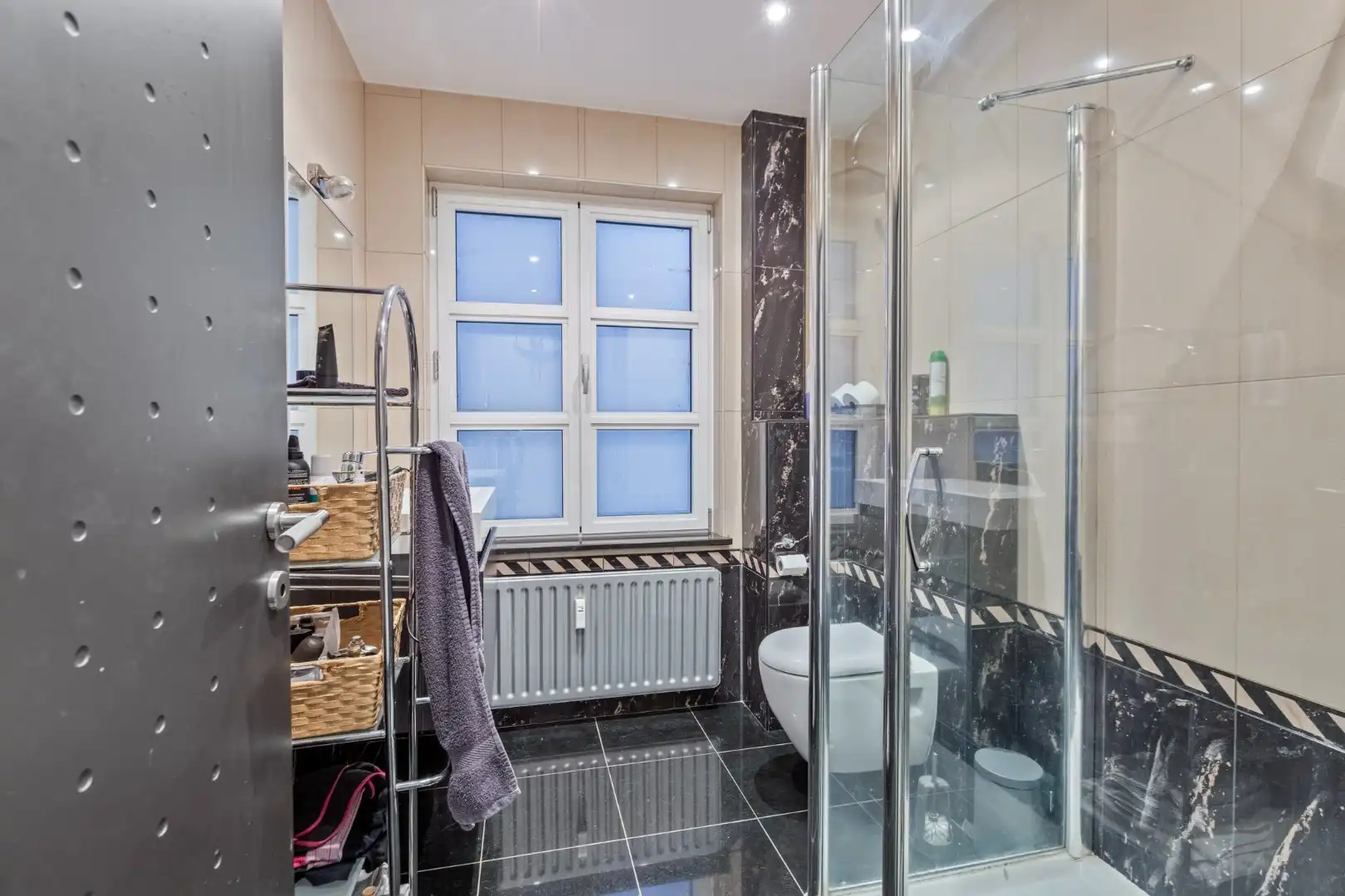 Ruim appartement gelegen op de 1ste verdieping in het centrum van Maaseik! foto 11