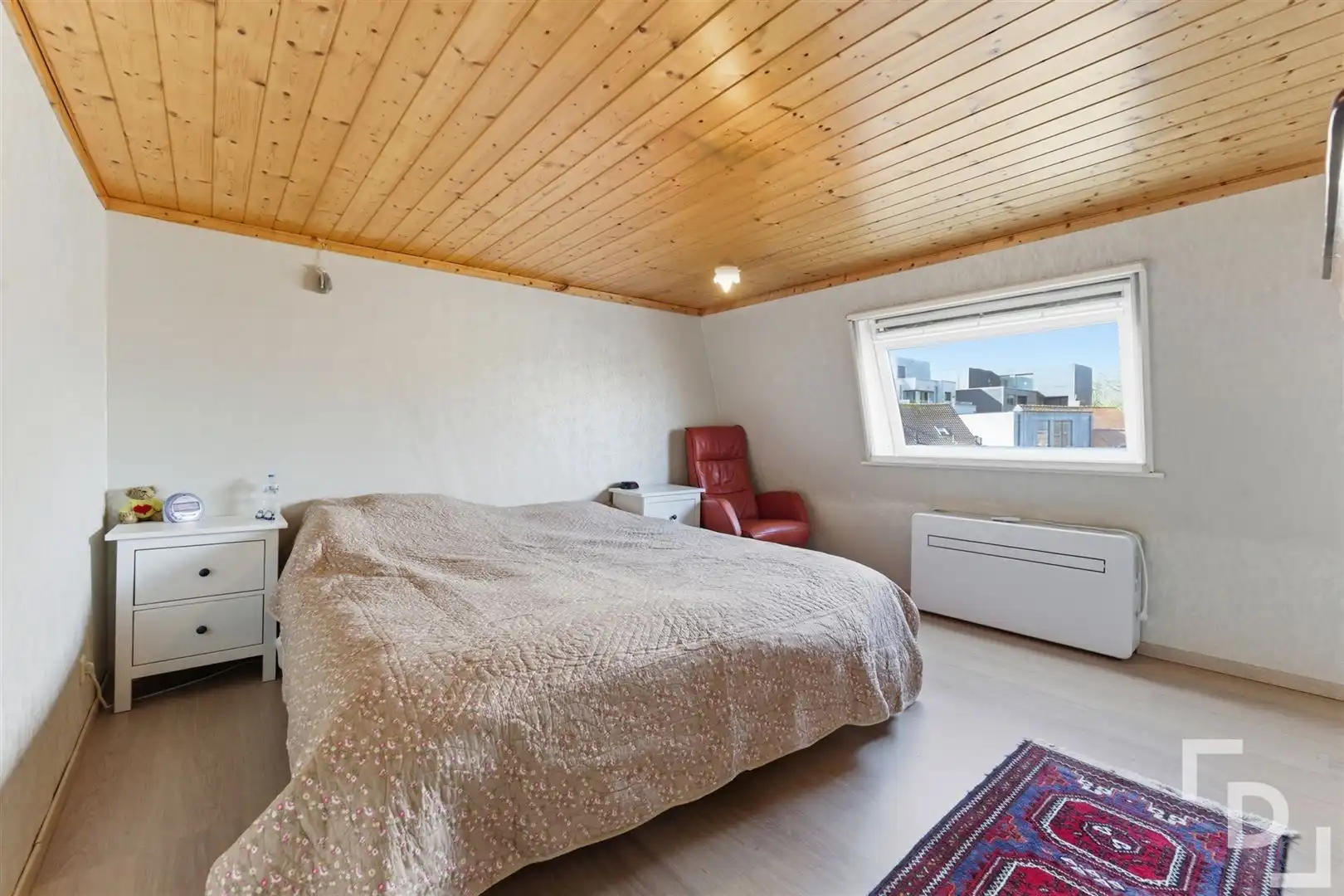 Ruime en energetische woning met uitweg en lostaande garage te koop in centrum Ieper. foto 13