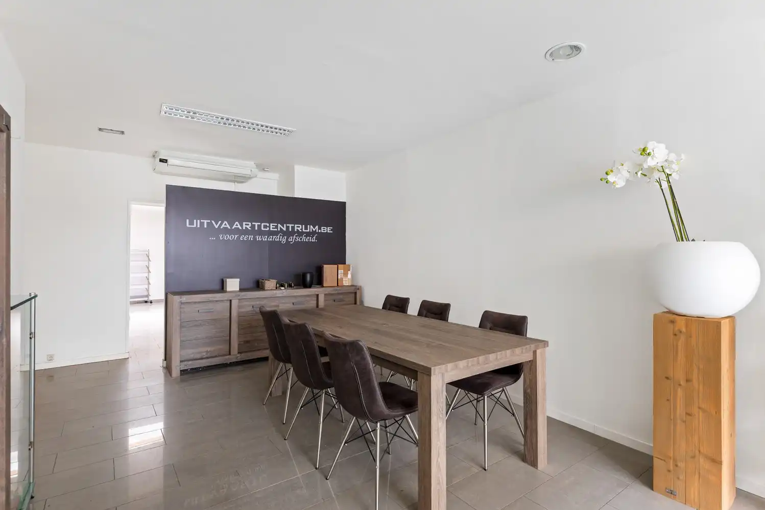 Handelshuis met 2 handelsruimtes en appartement in het hart van Wommelgem. foto 3