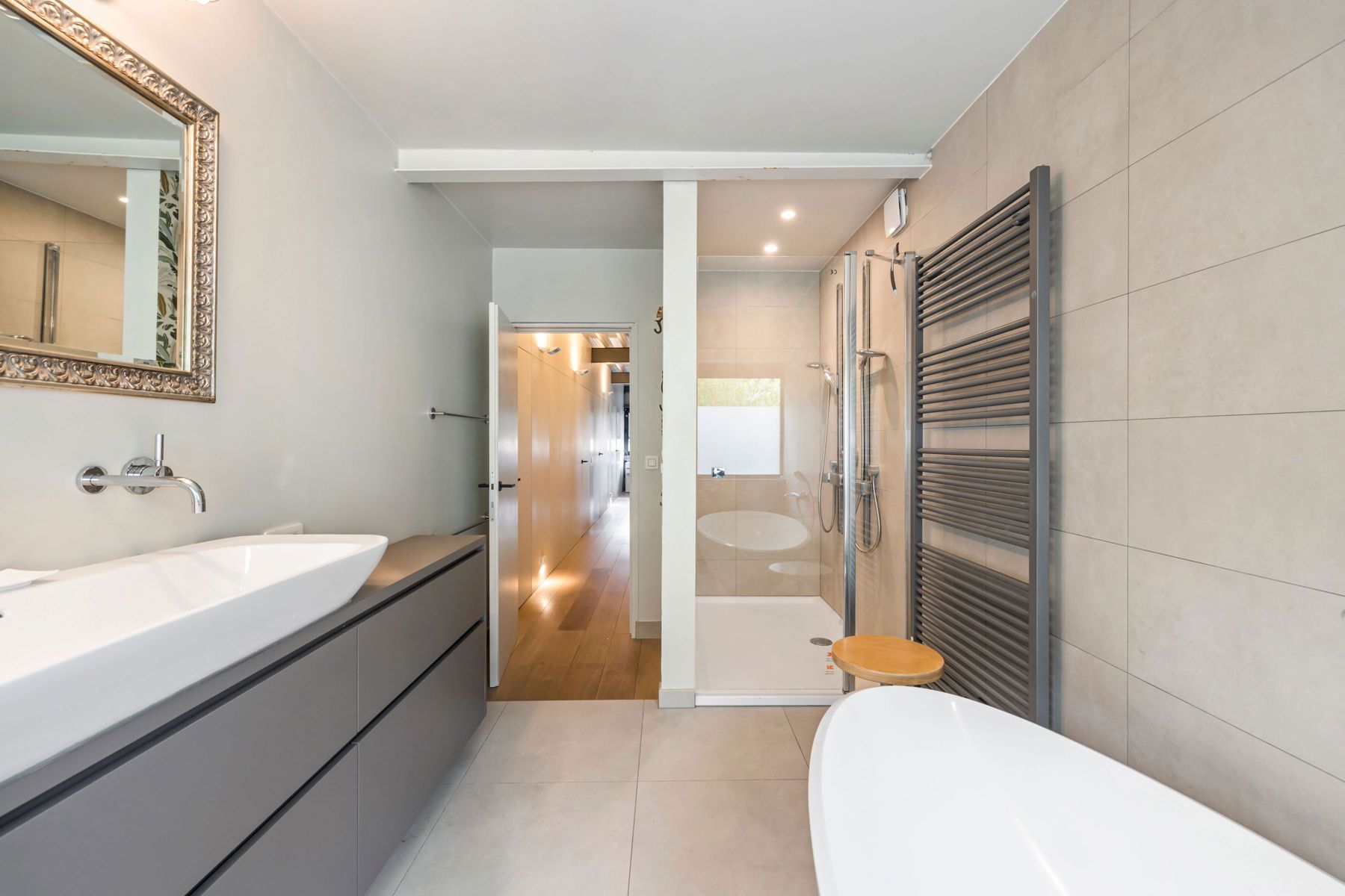 Vrijstaande villa met 4 slpk, zwembad & prachtige badkamer foto 16