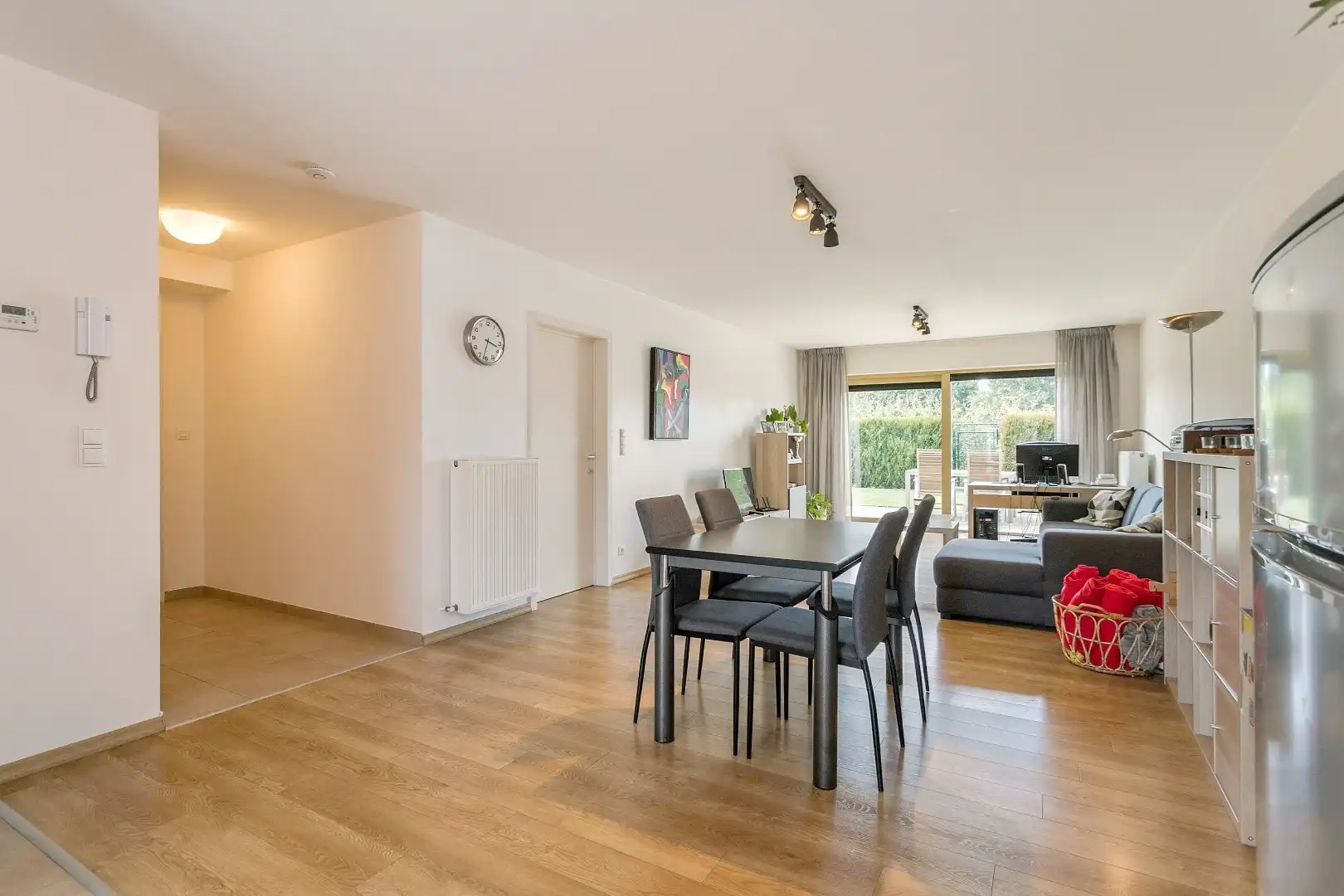 Modern, gelijkvloers appartement met 2 slpk, ondergrondse parking en tuin. foto 6