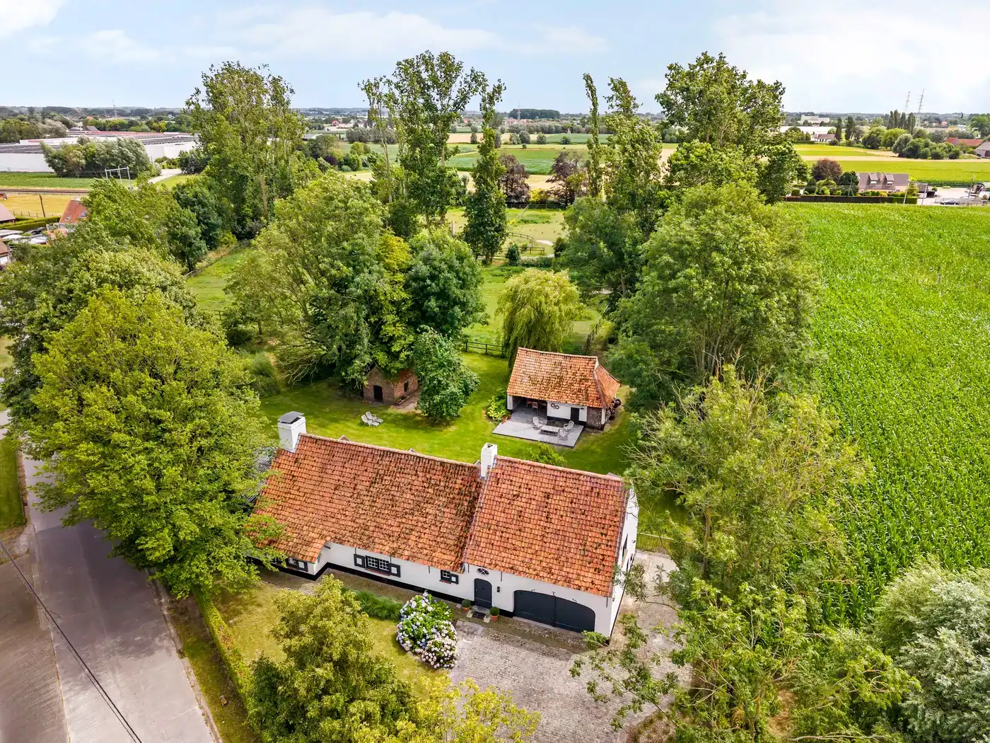 Exclusieve landelijke villa met paardenaccommodatie op ca 1,6ha foto 2