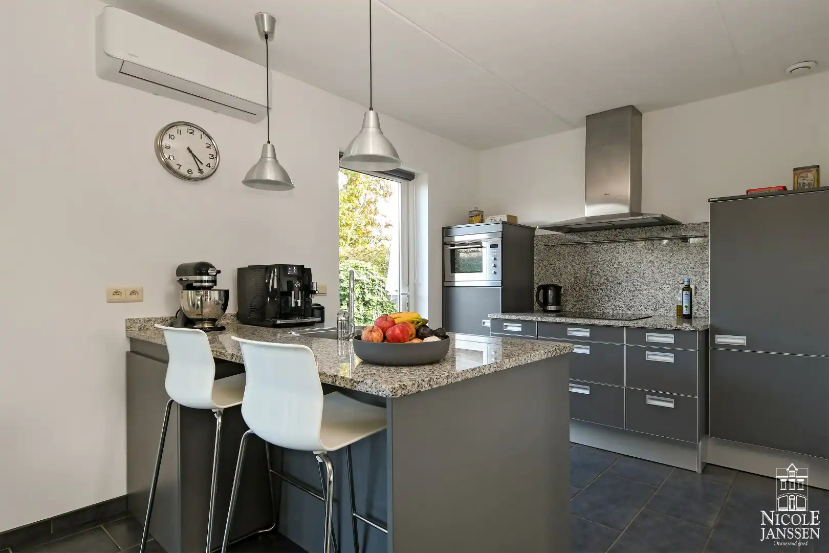 Instapklaar en ruim ingedeeld woonhuis met tuin foto 11