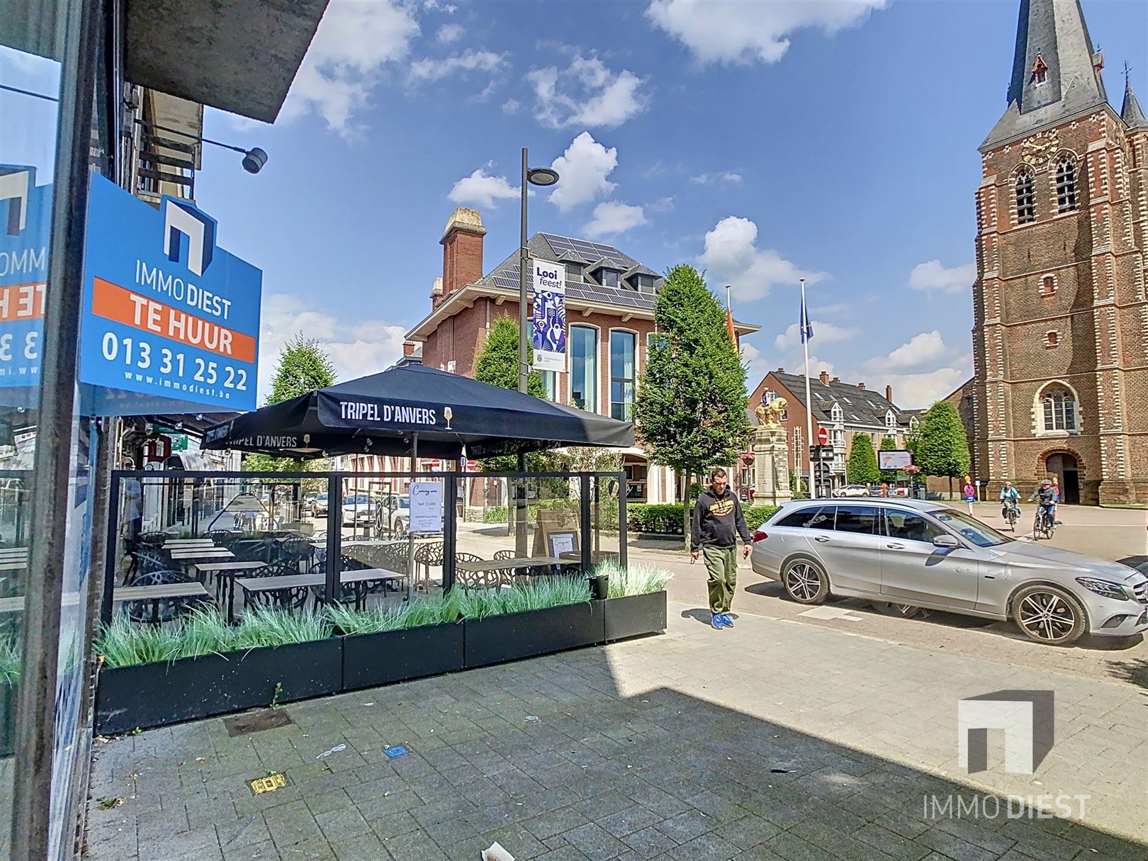 Handelsgelijkvloers 300m2 met 9 autostaanplaatsen foto {{pictureIndex}}