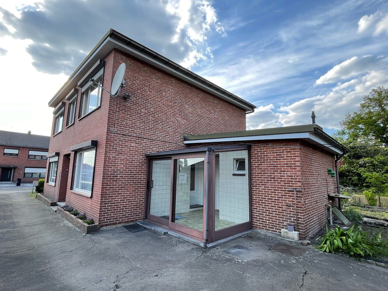 Genk, Gansenwijer 12. Ruime woning met 4 slaapkamers, bureau, veranda, garage, tuinhuis en grote tuin op een perceel van 27a 08ca. foto 4
