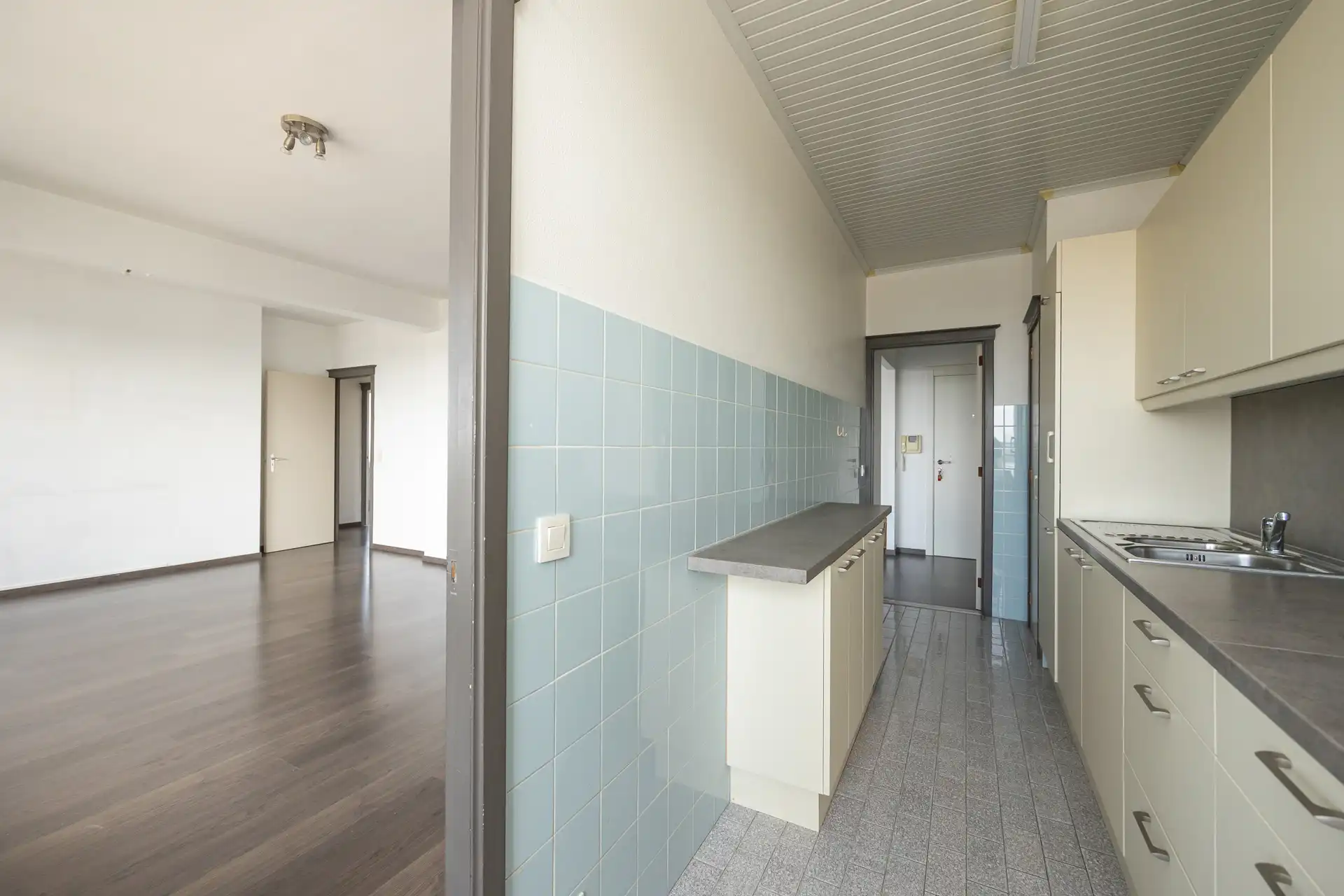 Ruim en lichtrijk appartement met panoramisch uitzicht! foto 6