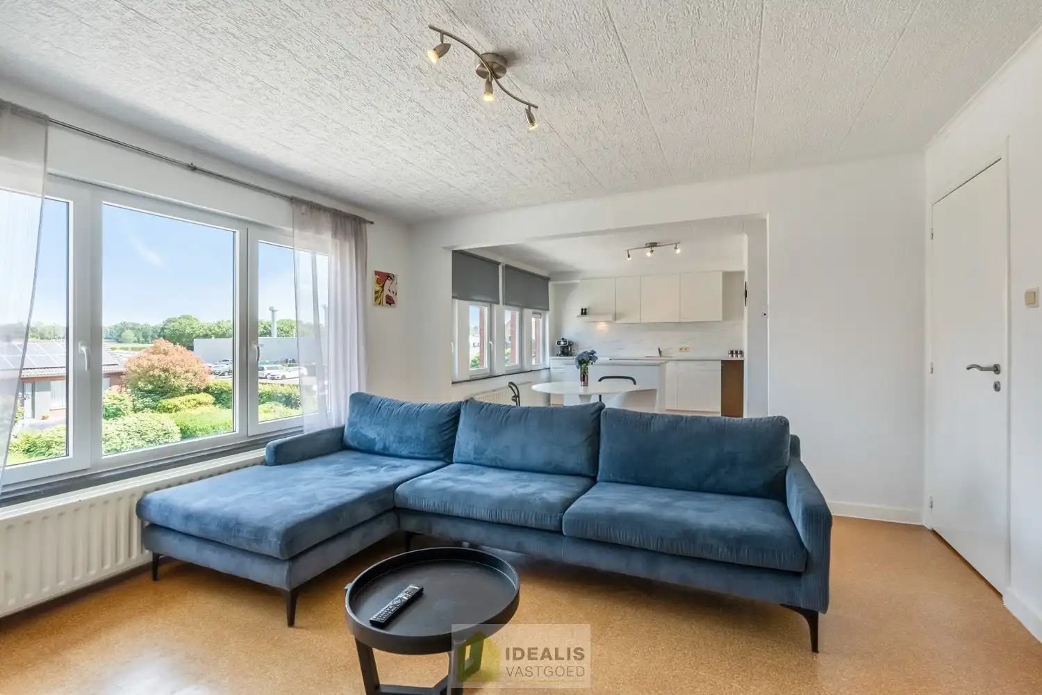 IDEALIS VASTGOED – EENGEZINSWONING MET EEN KNAPPE LEEFRUIMTE MET OPEN HAARD EN AANSLUITEND OPEN MODERNE KEUKEN, EEN HEERLIJKE VERANDA, MOGELIJKHEID TOT 4 SLAAPKAMERS, 2 BADKAMERS, 2 GARAGES EN EEN RUIM WERKHUIS MOMENTEEL INGERICHT ALS LOUNGERUIMTE, VOLLEDIG AANGELEGD MET EEN KNAPPE TUIN OP EEN PERCEEL VAN 8A 65CA! Deze ruime gezinswoning omvat +- 204m² netto bewoonbare oppervlakte met een aangename woonkamer bestaande uit zit-en eetgedeelte, een open moderne keuken, veranda, mogelijkheid tot 4 slaapkamers en 2 badkamers. Momenteel is de woning ingericht als 2 aparte woongelegenheden. Tevens beschikt de woning over een apart garagegebouw bestaande uit 2 garages met achterliggend een werkhuis momenteel ingericht als loungeruimte. Een unieke kans voor kandidaten op zoek naar een ééngezinswoning voorzien van alle faciliteiten op een fijne locatie tussen de centra van Oudsbergen, Bocholt, Bree en Peer! De huidige eigenaar heeft reeds een nieuw dak aangekocht. Dit wordt geplaatst voor de... foto 16