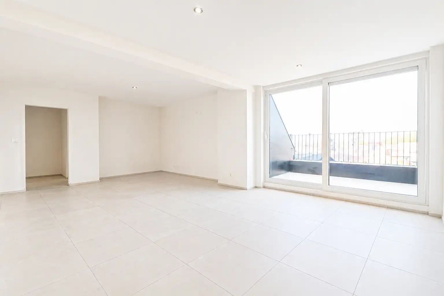 Prachtig 3-slaapkamerappartement met hoogwaardige afwerking, lichtrijke leefruimte en grote terrassen. foto 9