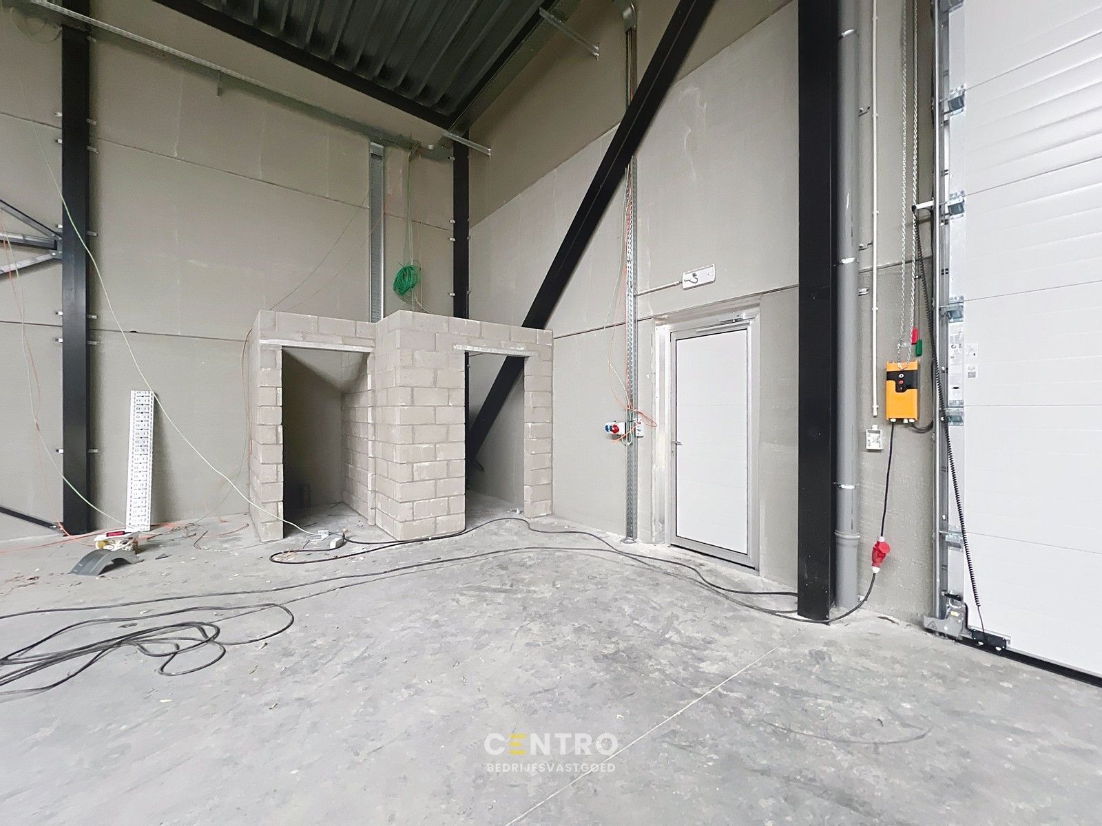 Instapklaar geïsoleerd nieuwbouw MAGAZIJN (± 960m²), vrije hoogte 7m, met 4 sectionale poorten. Op ambachtelijke zone te Oostrozebeke. foto 13