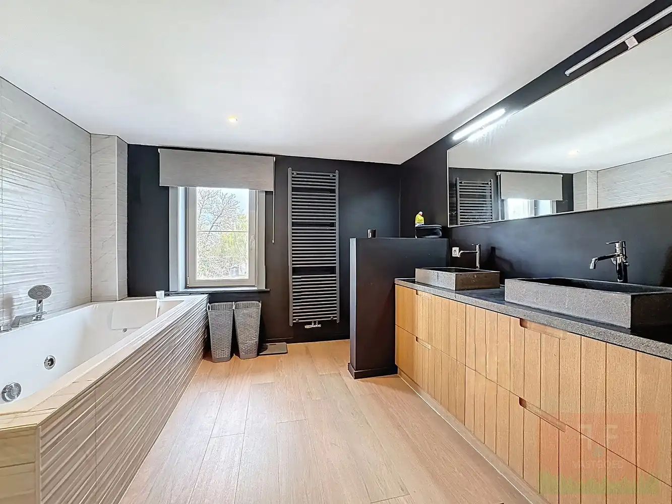 Instapklare hedendaagse gezinswoning met garage, opslagruimte en grote tuin foto 13