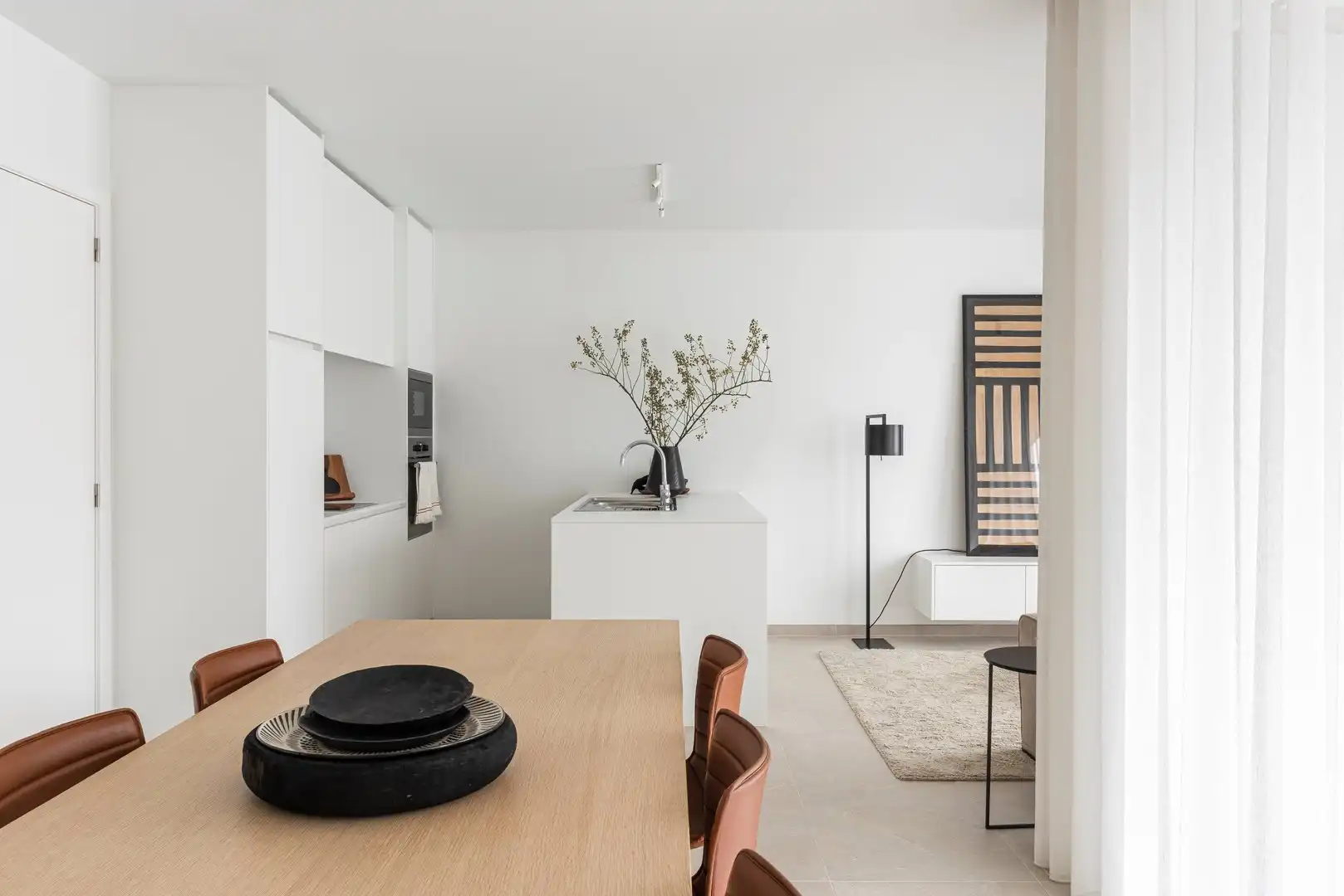 Lichtrijk recent instapklaar appartement met 2 slaapkamers, zonneterras, parking en ruime kelderberging foto 3